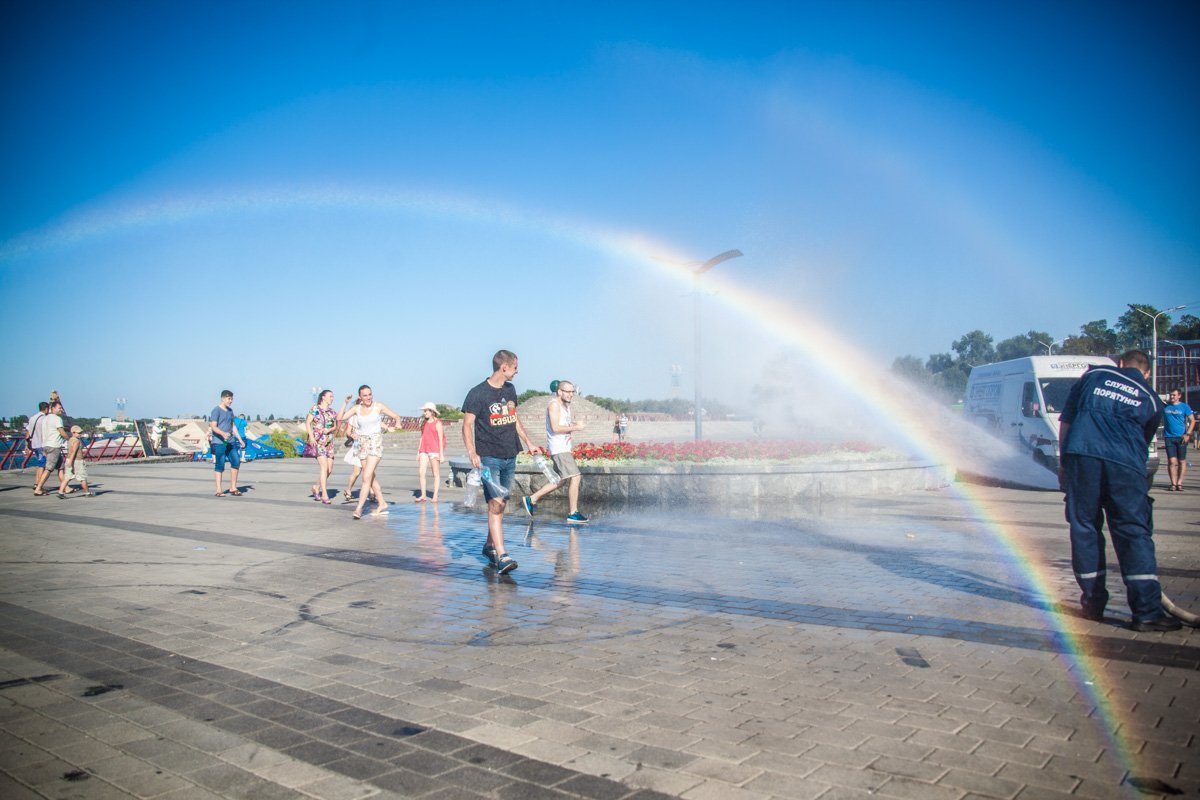 На Фестивальном причале спасатели поливали горожан водой: как это было 1
