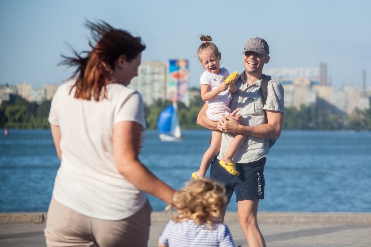 На Фестивальном причале спасатели поливали горожан водой: как это было 2