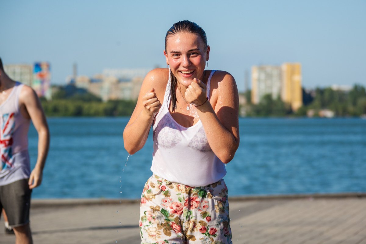 На Фестивальном причале спасатели поливали горожан водой: как это было 3
