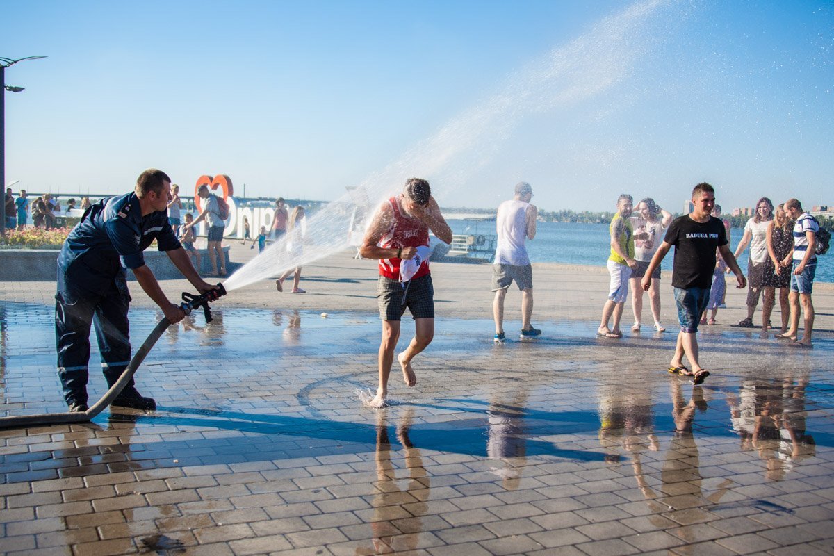 На Фестивальном причале спасатели поливали горожан водой: как это было 4