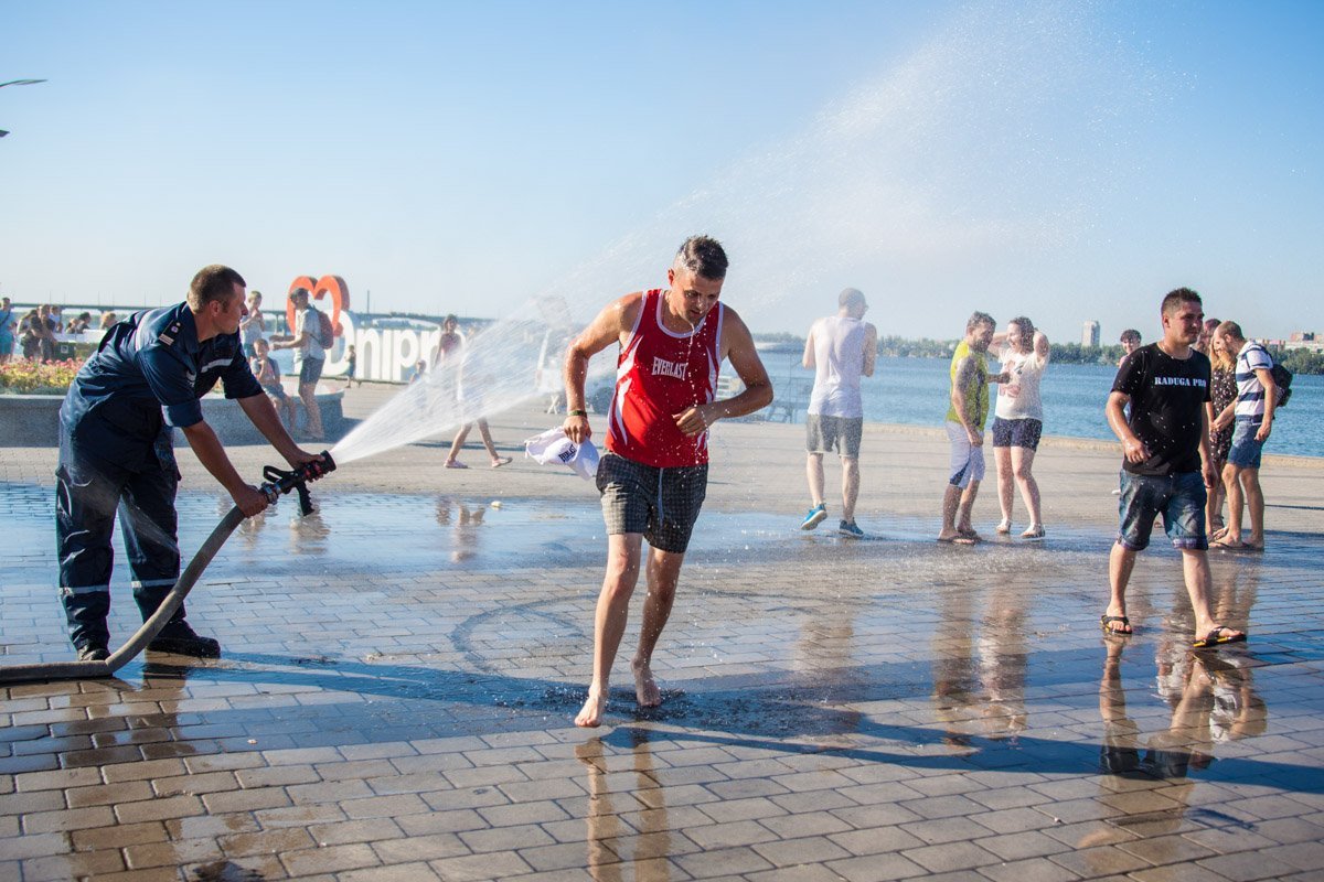 На Фестивальном причале спасатели поливали горожан водой: как это было 5