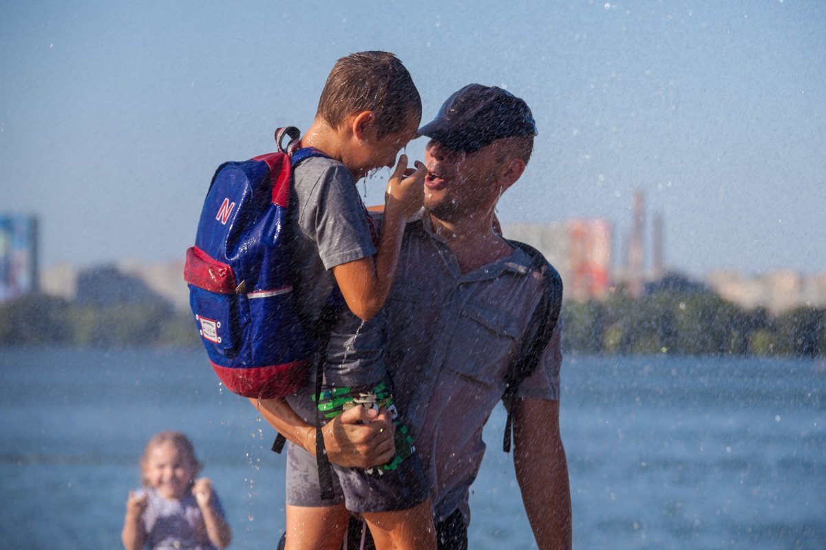 На Фестивальном причале спасатели поливали горожан водой: как это было 6