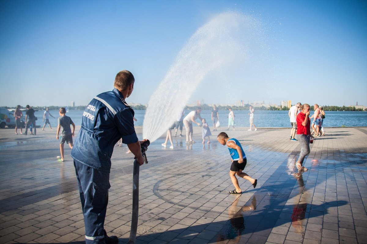 На Фестивальном причале спасатели поливали горожан водой: как это было 7