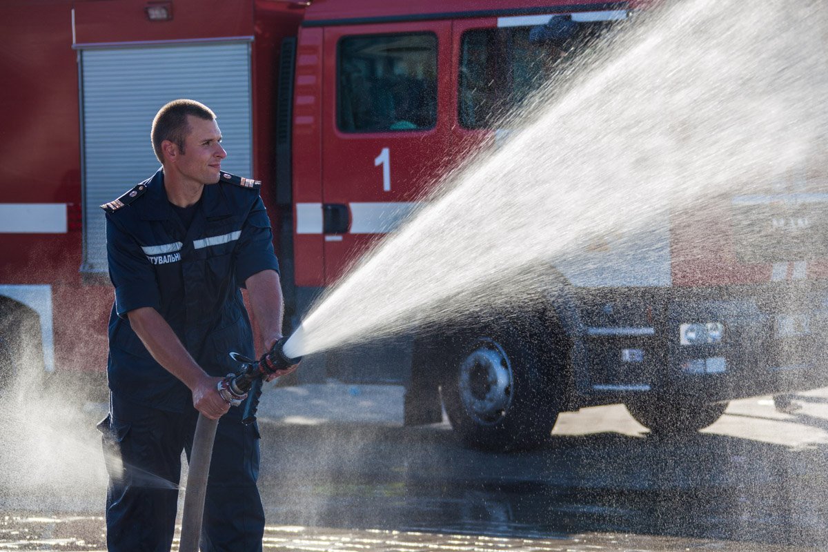 На Фестивальном причале спасатели поливали горожан водой: как это было 8