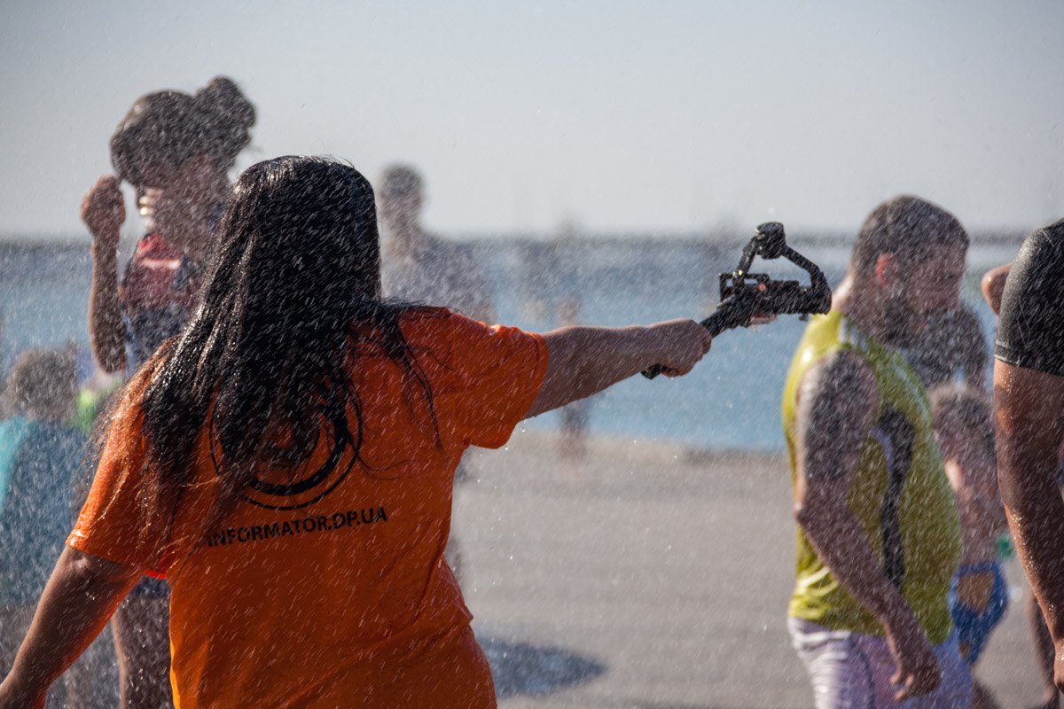 На Фестивальном причале спасатели поливали горожан водой: как это было 9
