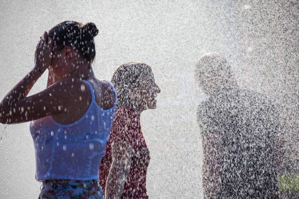 На Фестивальном причале спасатели поливали горожан водой: как это было 10