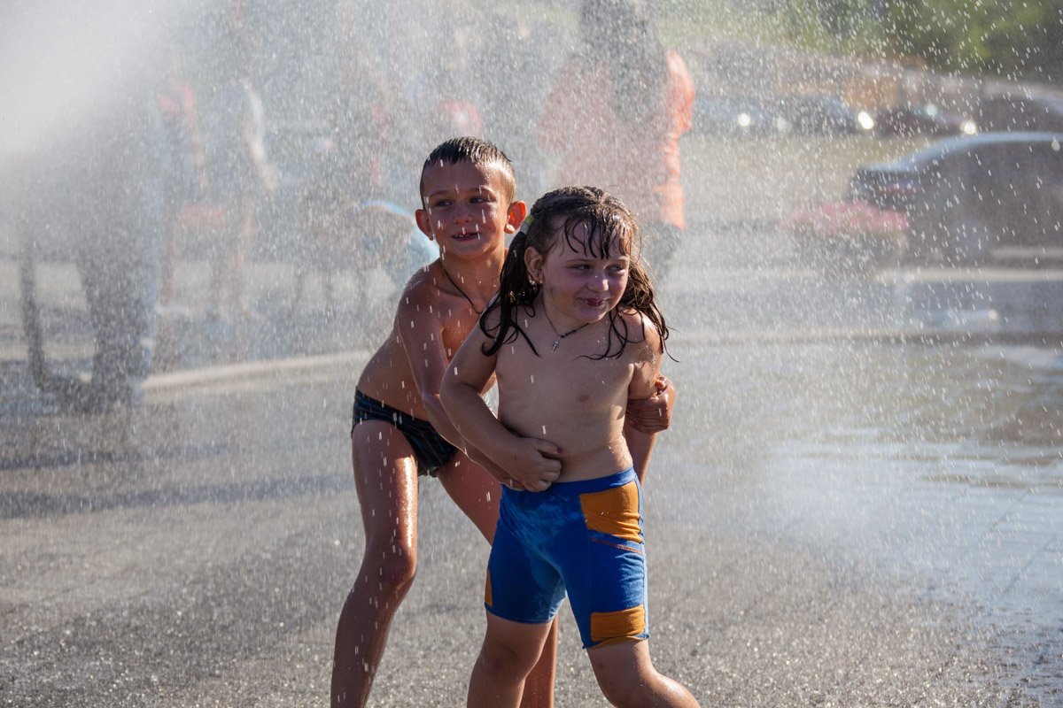 На Фестивальном причале спасатели поливали горожан водой: как это было 11