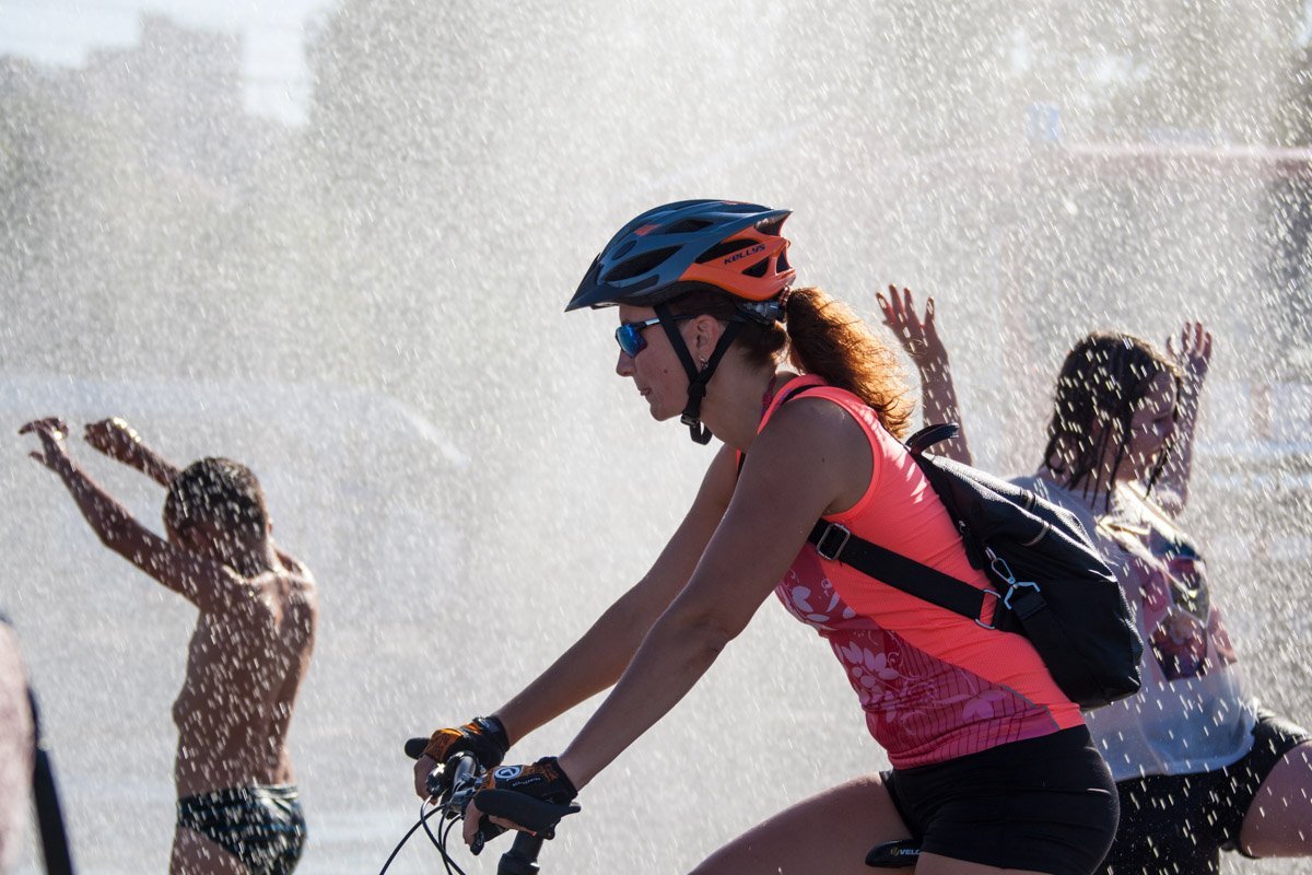 На Фестивальном причале спасатели поливали горожан водой: как это было 12