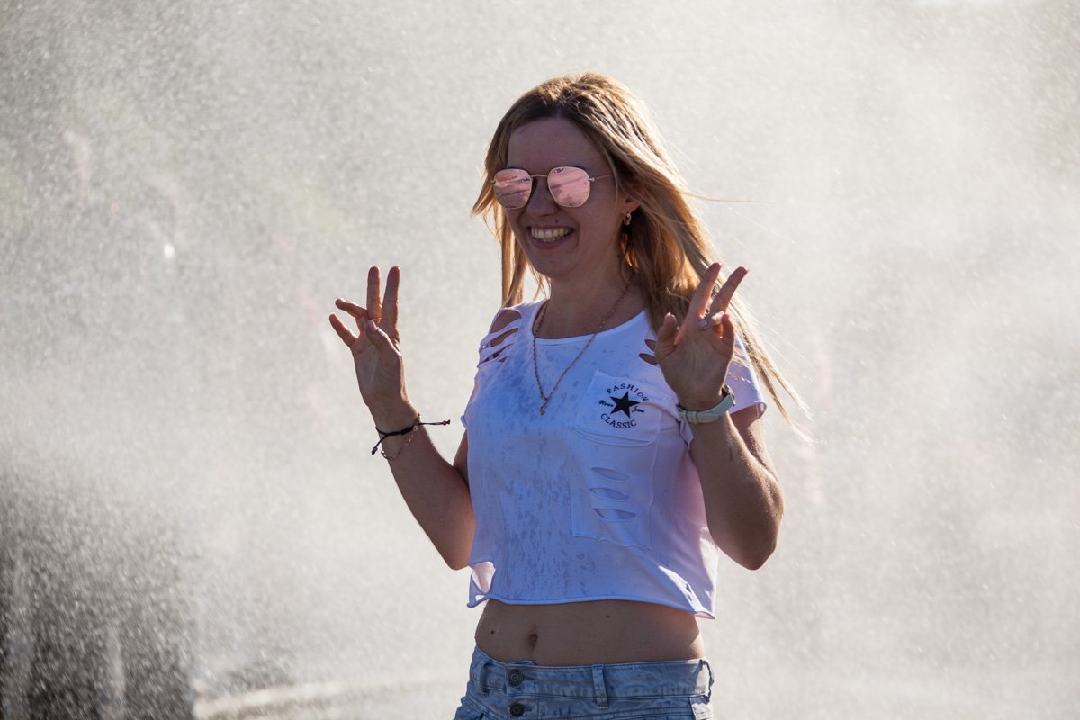 На Фестивальном причале спасатели поливали горожан водой: как это было 13