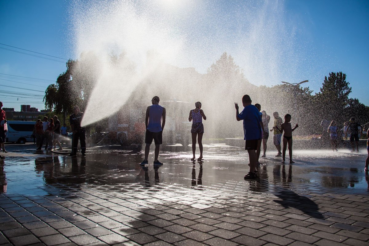 На Фестивальном причале спасатели поливали горожан водой: как это было 14