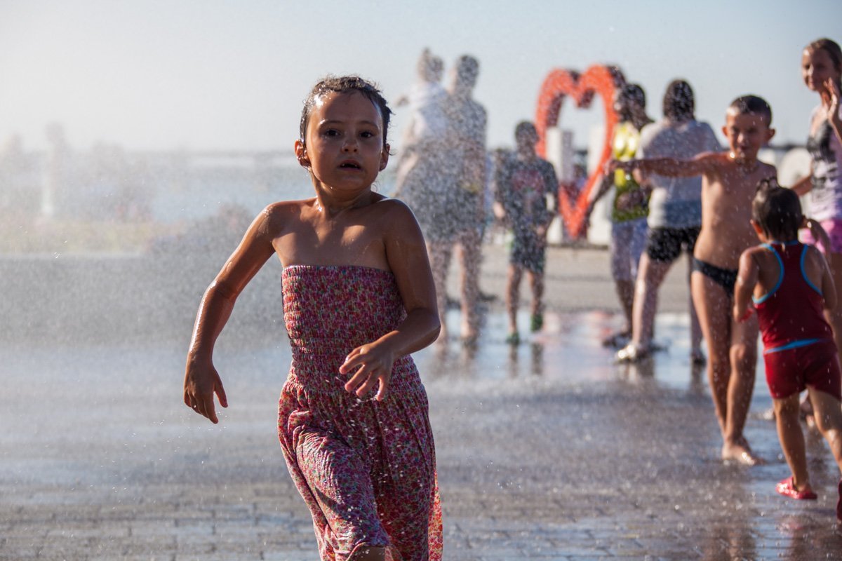 На Фестивальном причале спасатели поливали горожан водой: как это было 15