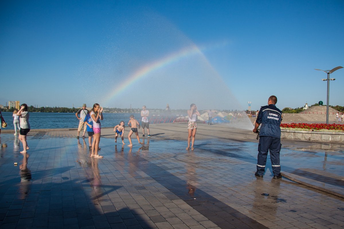 На Фестивальном причале спасатели поливали горожан водой: как это было 16