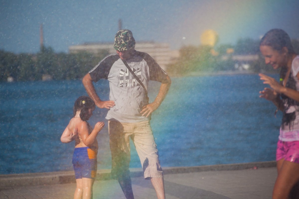 На Фестивальном причале спасатели поливали горожан водой: как это было 17