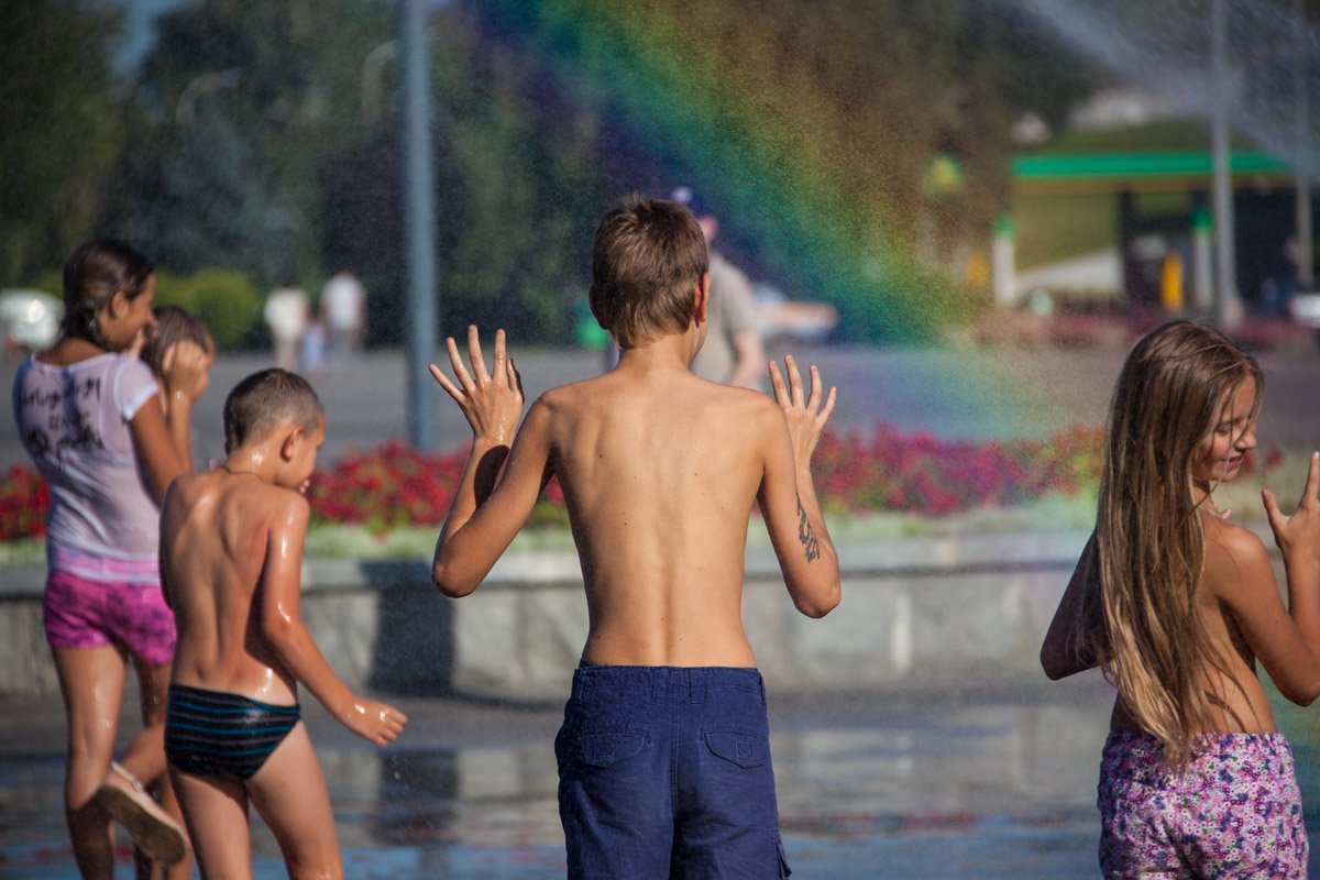 На Фестивальном причале спасатели поливали горожан водой: как это было 18