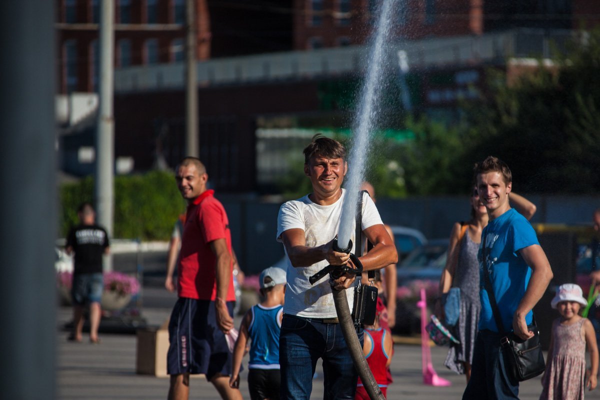 На Фестивальном причале спасатели поливали горожан водой: как это было 19