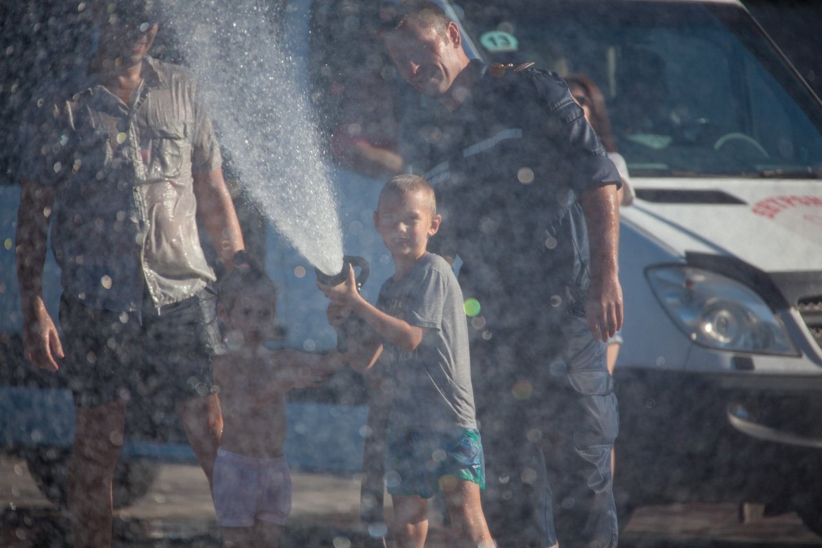 На Фестивальном причале спасатели поливали горожан водой: как это было 20
