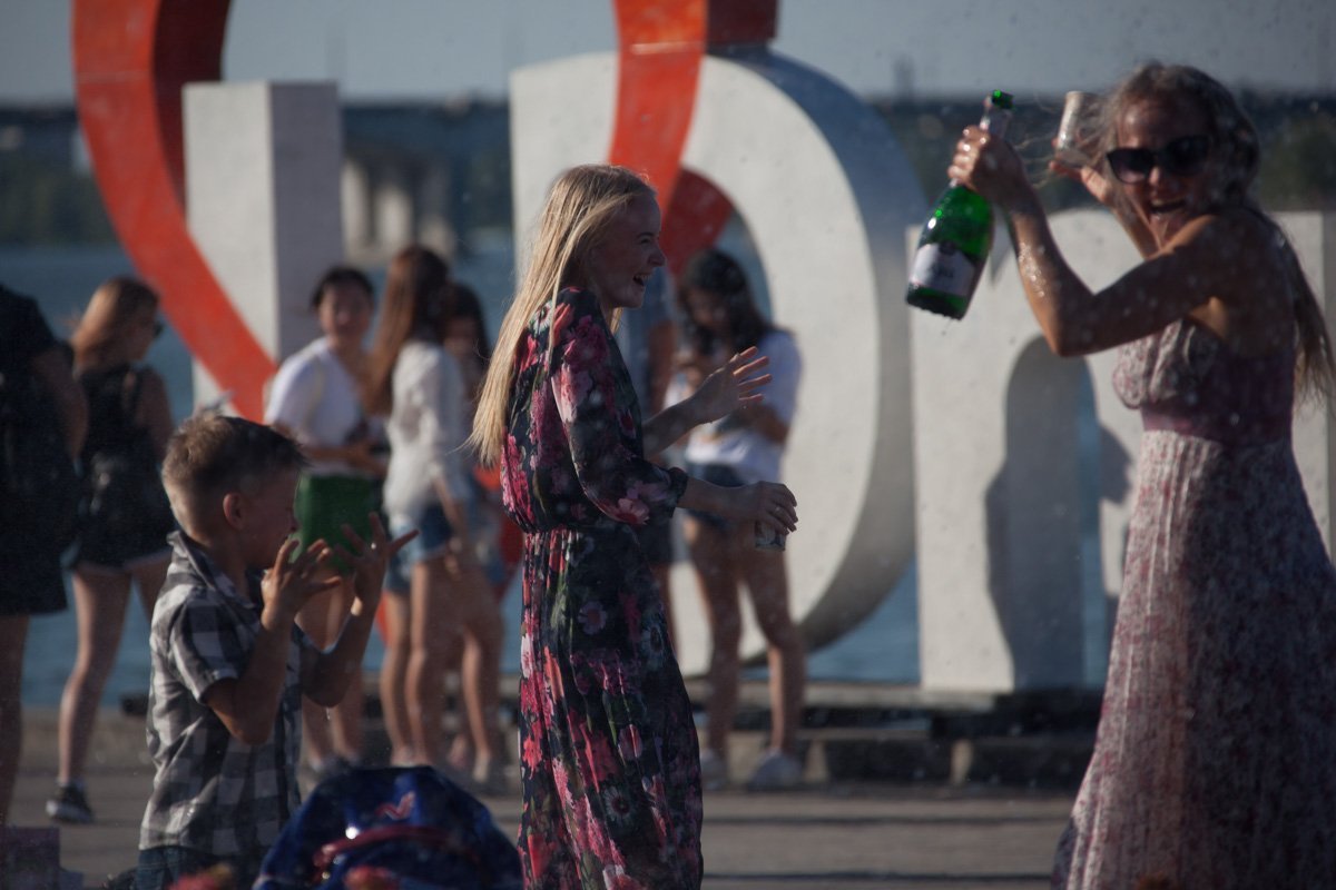 На Фестивальном причале спасатели поливали горожан водой: как это было 21