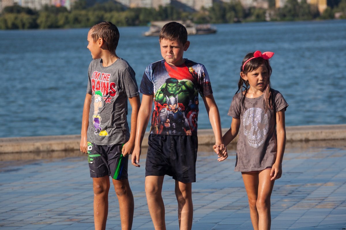 На Фестивальном причале спасатели поливали горожан водой: как это было 22