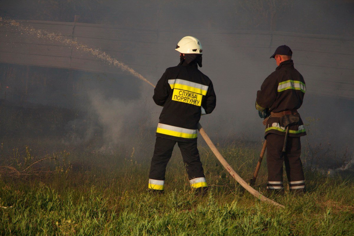 Много огня: на Донецком шоссе возле заправки WOG горела сухая трава 4