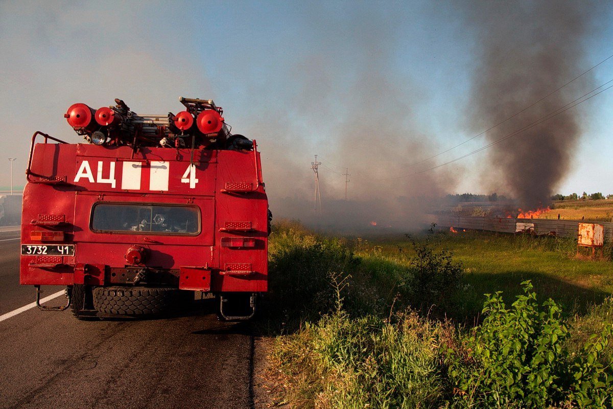 Много огня: на Донецком шоссе возле заправки WOG горела сухая трава 5