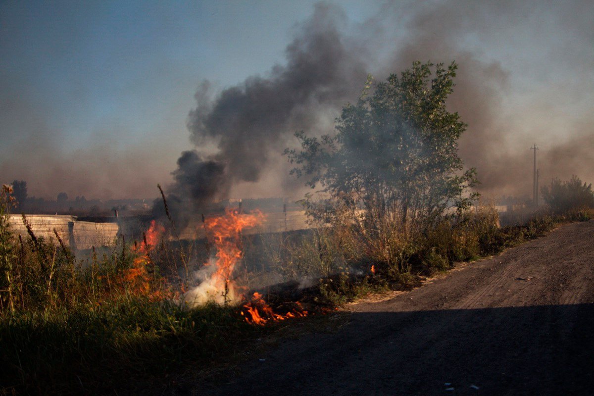 Много огня: на Донецком шоссе возле заправки WOG горела сухая трава 6
