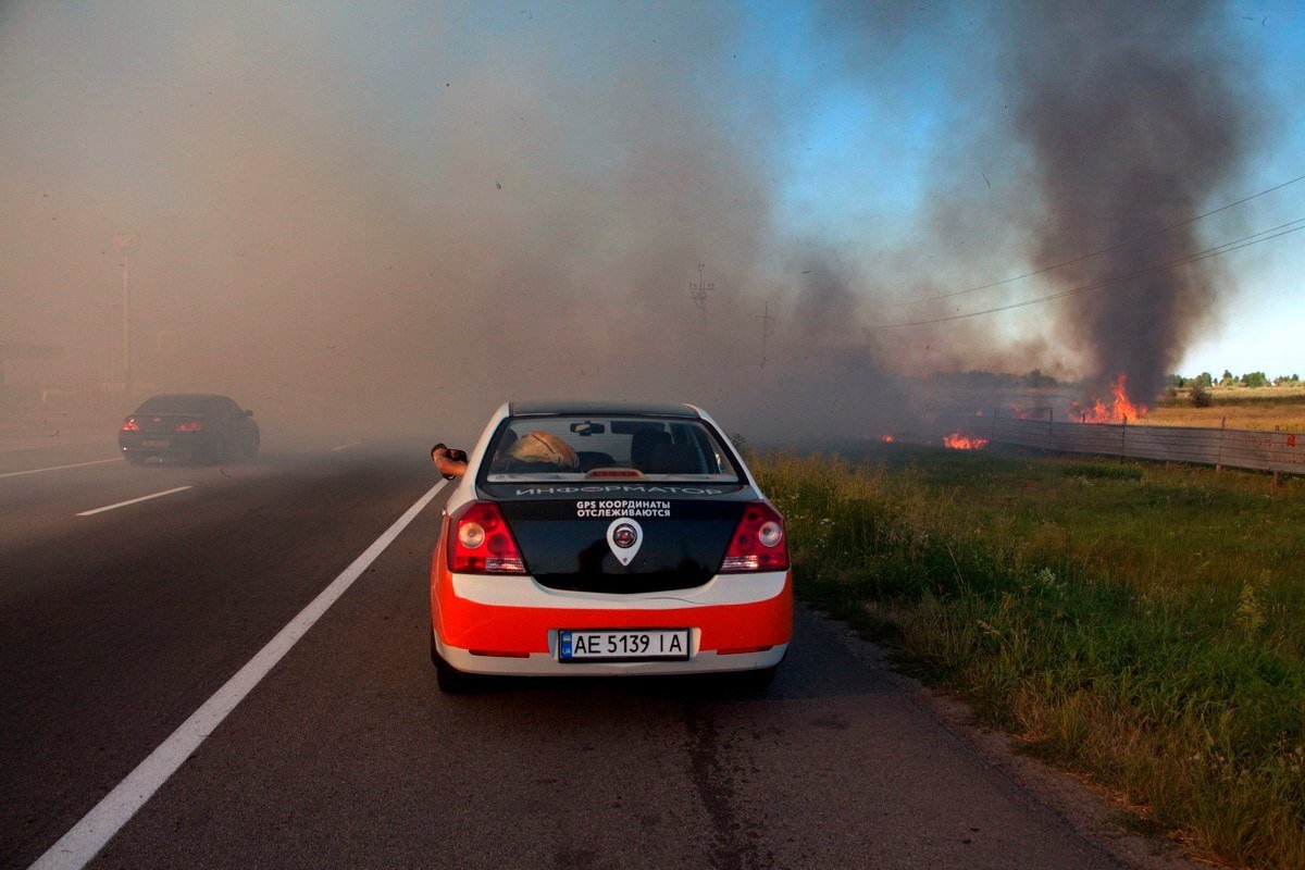 Много огня: на Донецком шоссе возле заправки WOG горела сухая трава 7