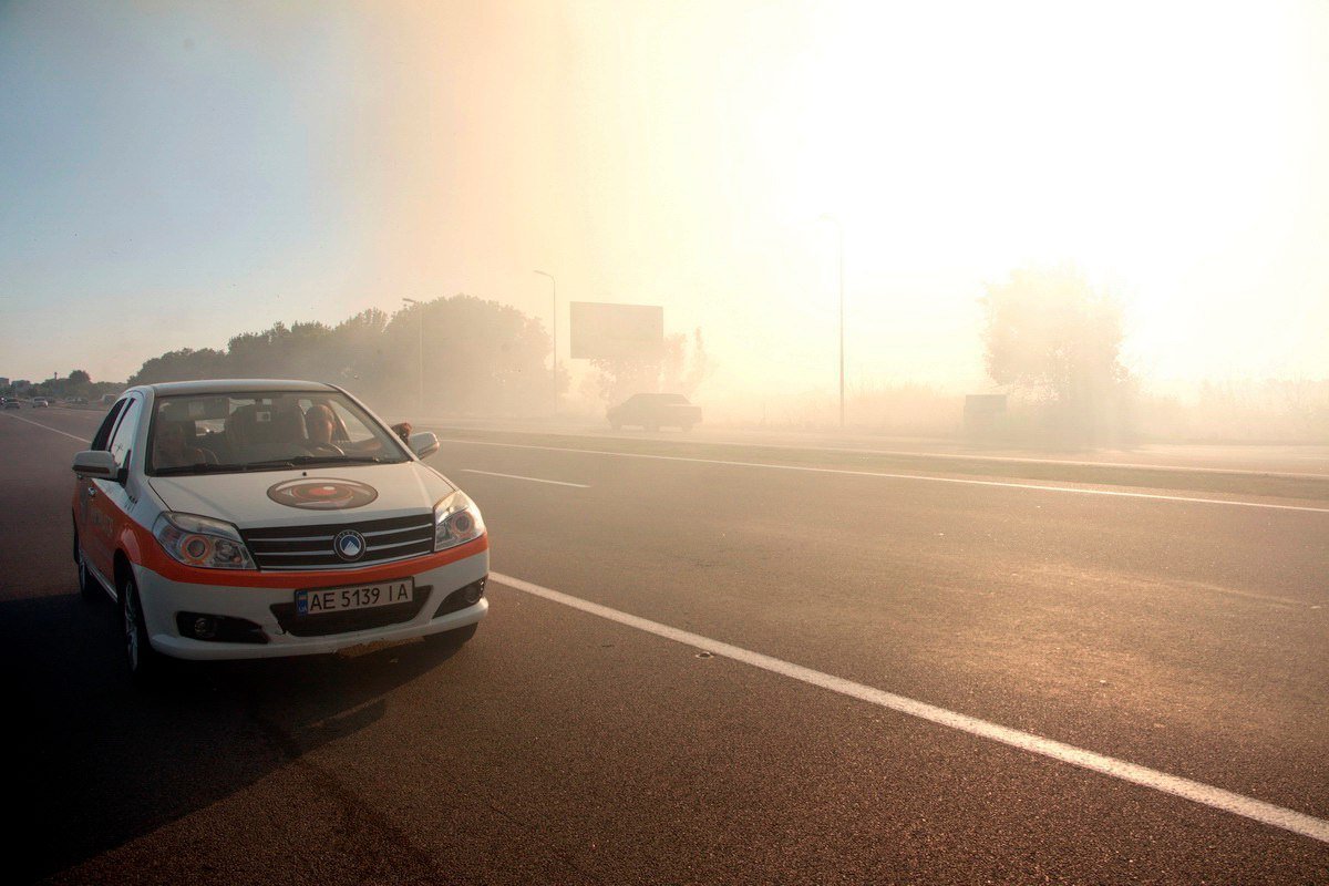 Много огня: на Донецком шоссе возле заправки WOG горела сухая трава 8