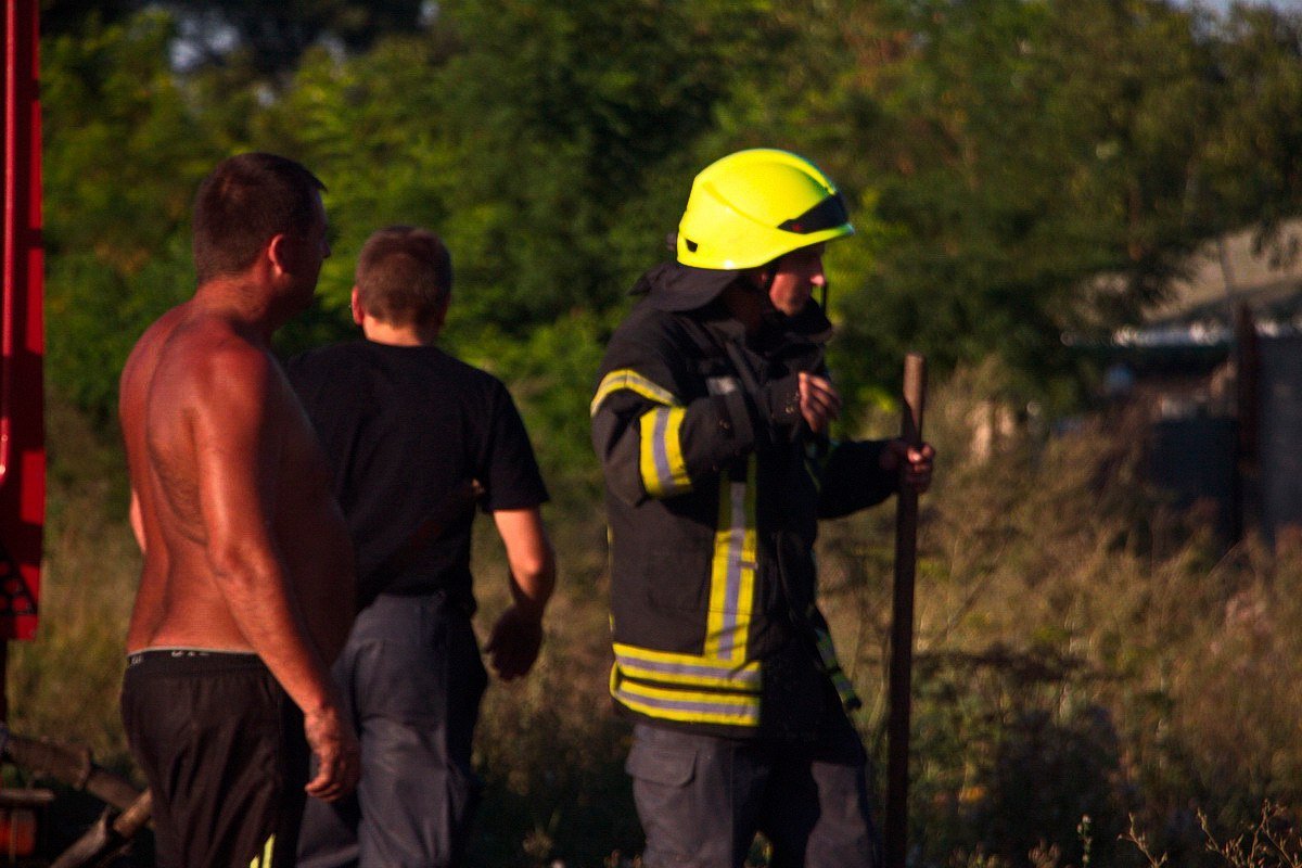 Много огня: на Донецком шоссе возле заправки WOG горела сухая трава 10