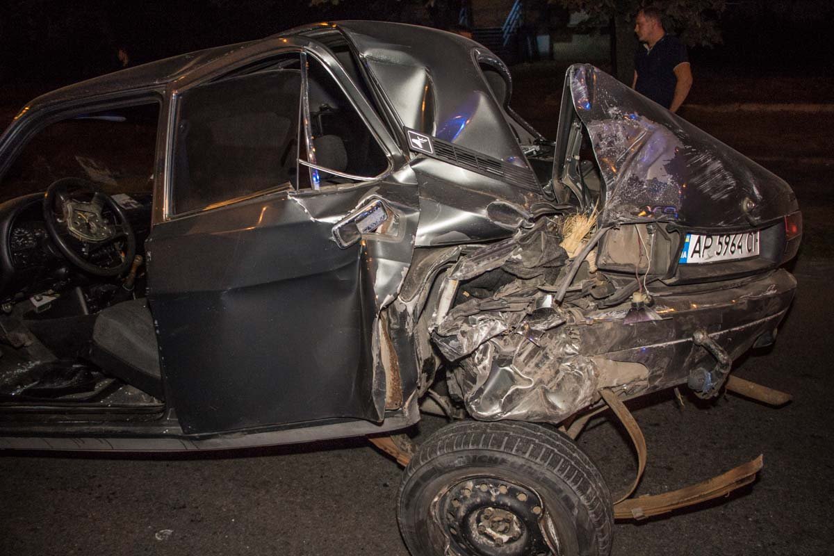 На Победе возле остановки столкнулись Toyota Camry и Волга 1