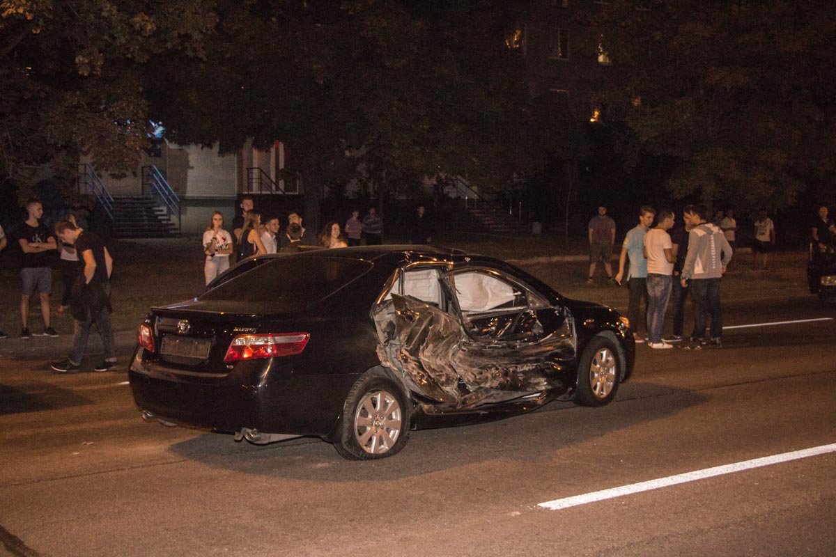 На Победе возле остановки столкнулись Toyota Camry и Волга 2