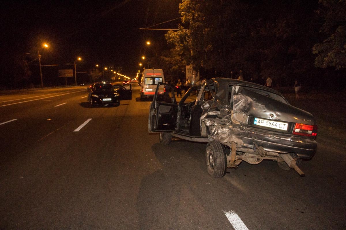 На Победе возле остановки столкнулись Toyota Camry и Волга 3