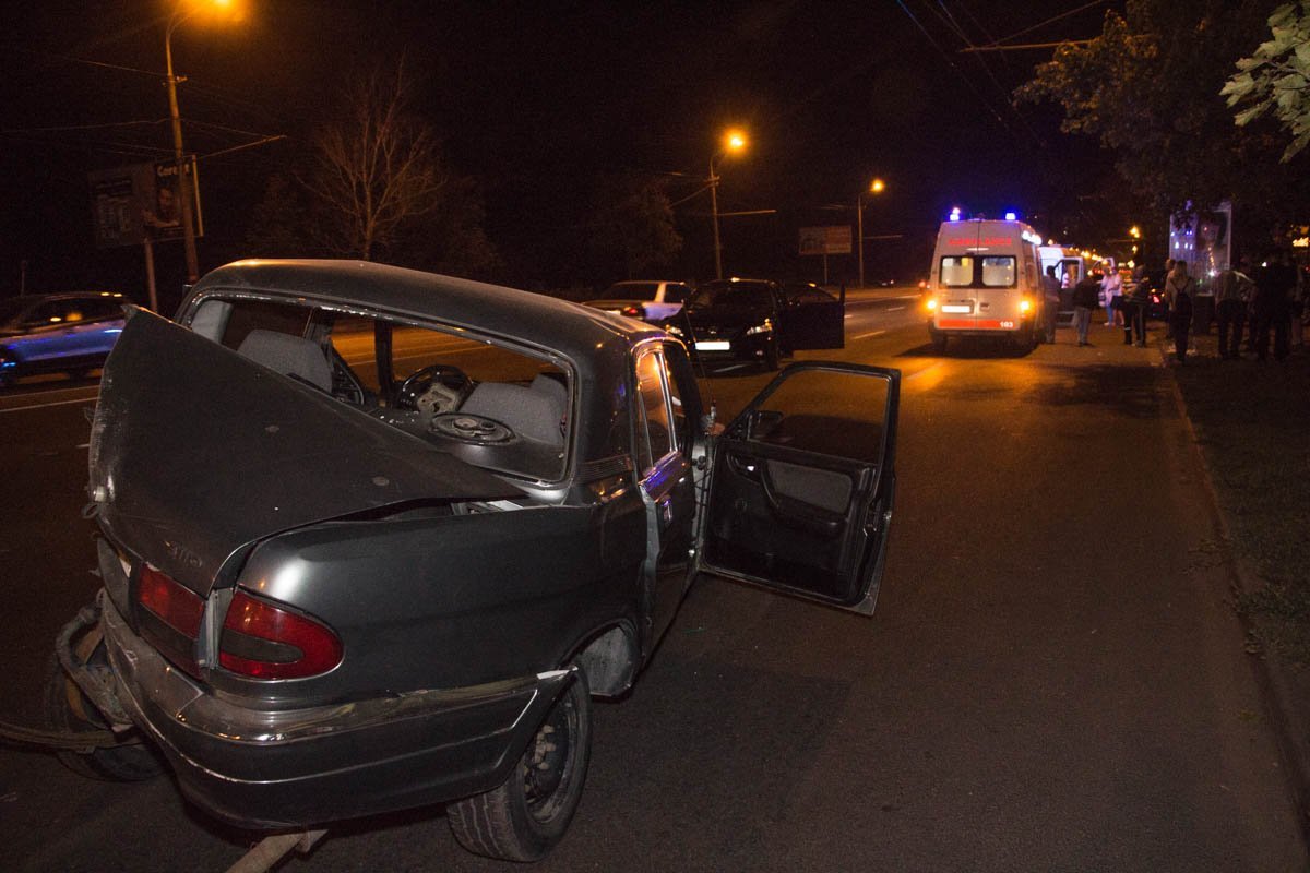 На Победе возле остановки столкнулись Toyota Camry и Волга 5