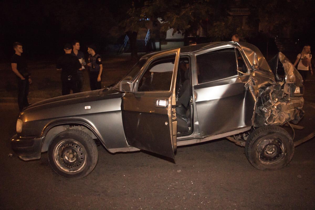 На Победе возле остановки столкнулись Toyota Camry и Волга 6