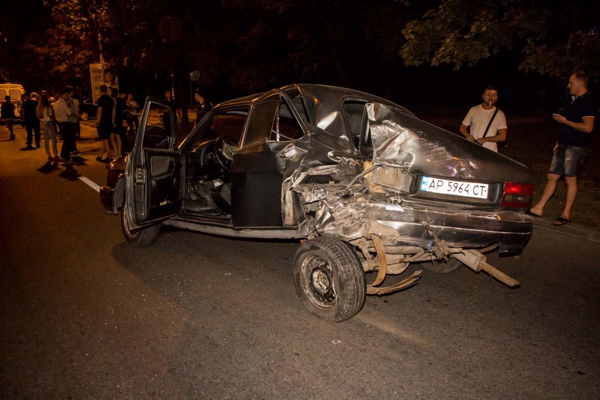 На Победе возле остановки столкнулись Toyota Camry и Волга 8