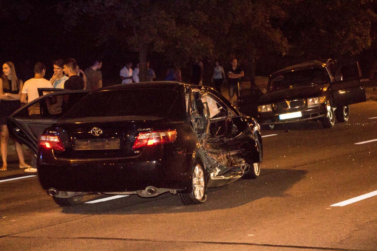 На Победе возле остановки столкнулись Toyota Camry и Волга 9