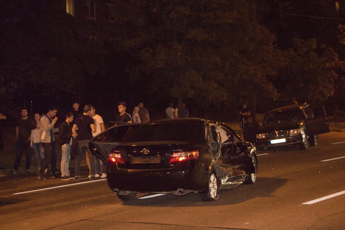 На Победе возле остановки столкнулись Toyota Camry и Волга 10