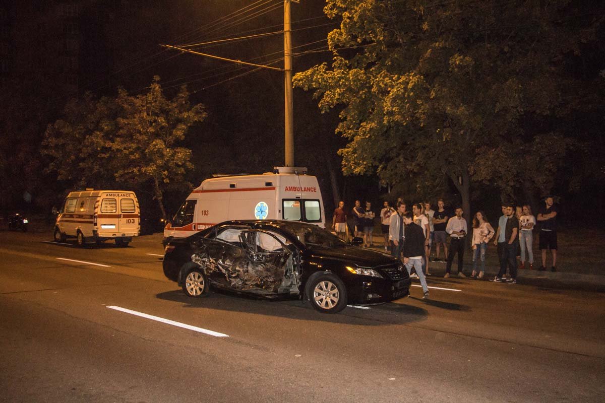 На Победе возле остановки столкнулись Toyota Camry и Волга 12