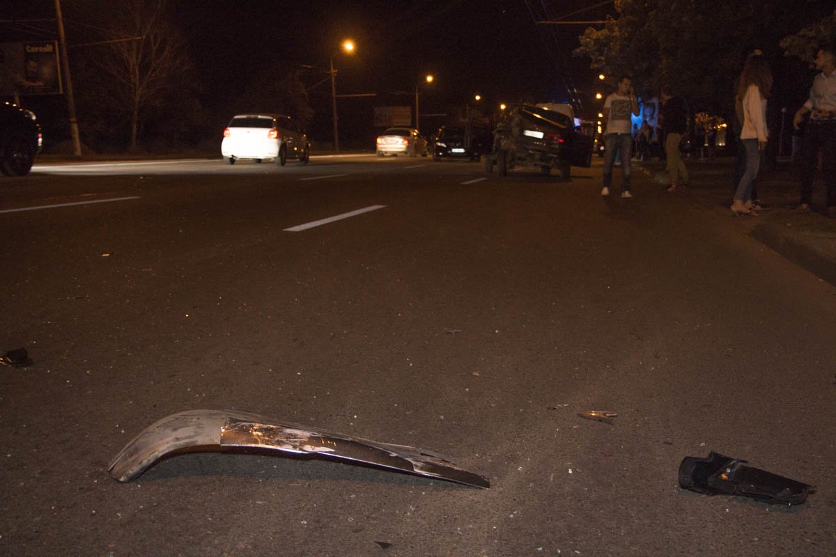 На Победе возле остановки столкнулись Toyota Camry и Волга 13