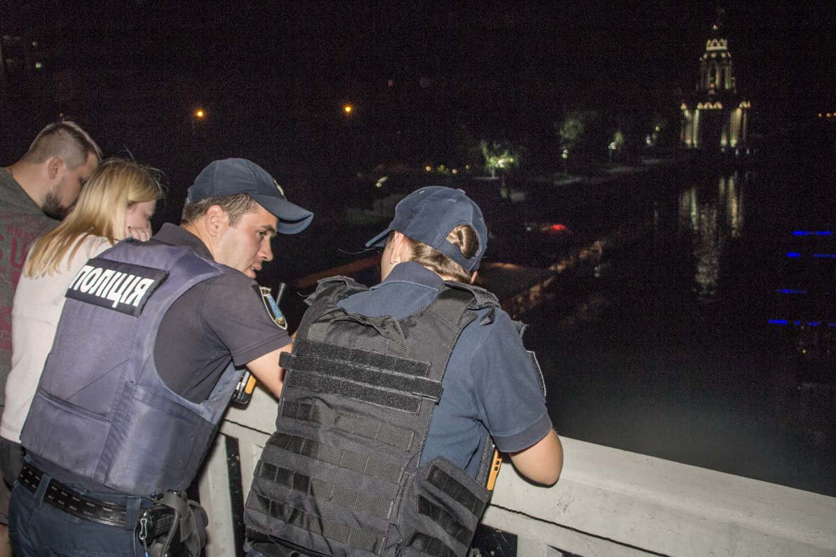 Ночью на Новом мосту мужчина прыгнул в реку 1