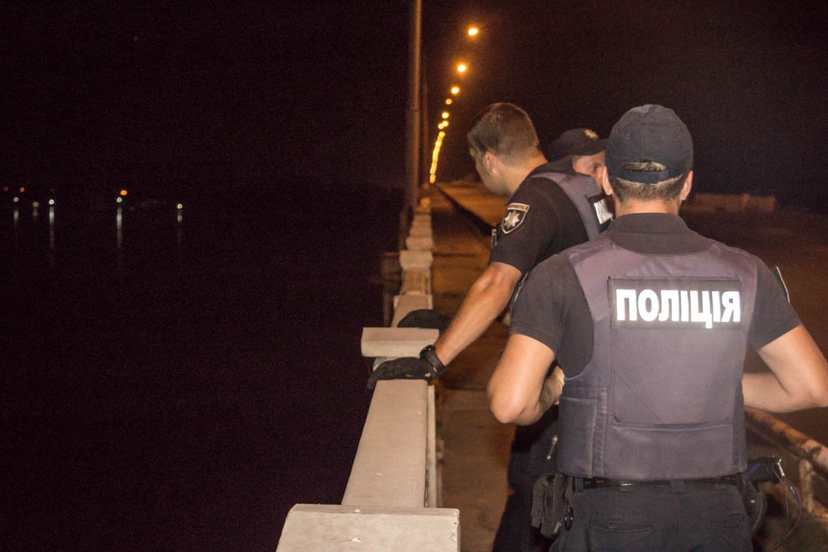Ночью на Новом мосту мужчина прыгнул в реку 2
