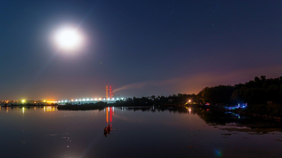 Необычная луна и яркие краски: как выглядит Днепр ночью 1
