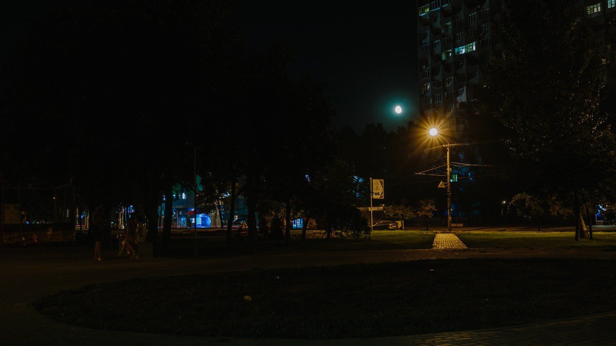 Необычная луна и яркие краски: как выглядит Днепр ночью 2