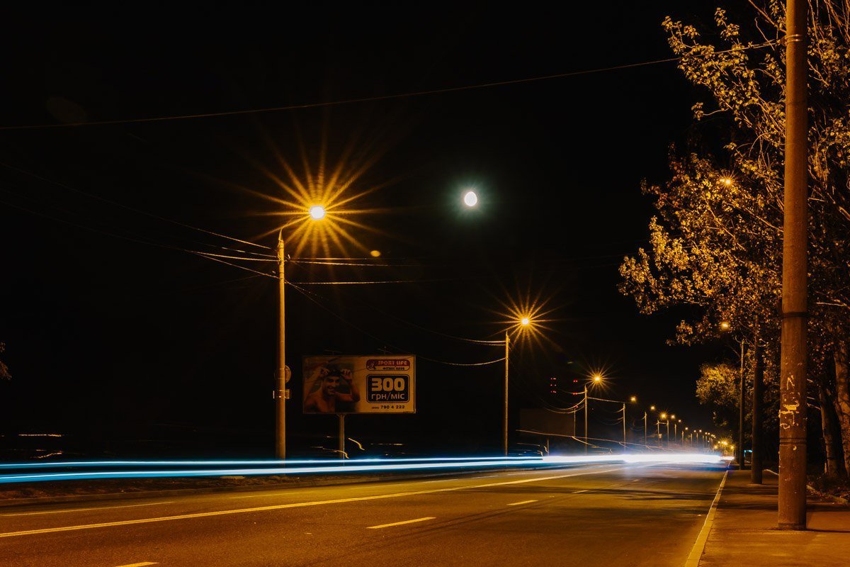 Необычная луна и яркие краски: как выглядит Днепр ночью 3