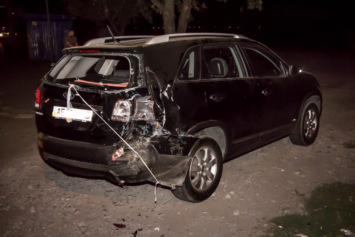 На Набережной Заводской столкнулись микроавтобус и KIA 1