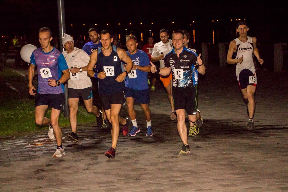 В Днепре прошел ночной полумарафон 1