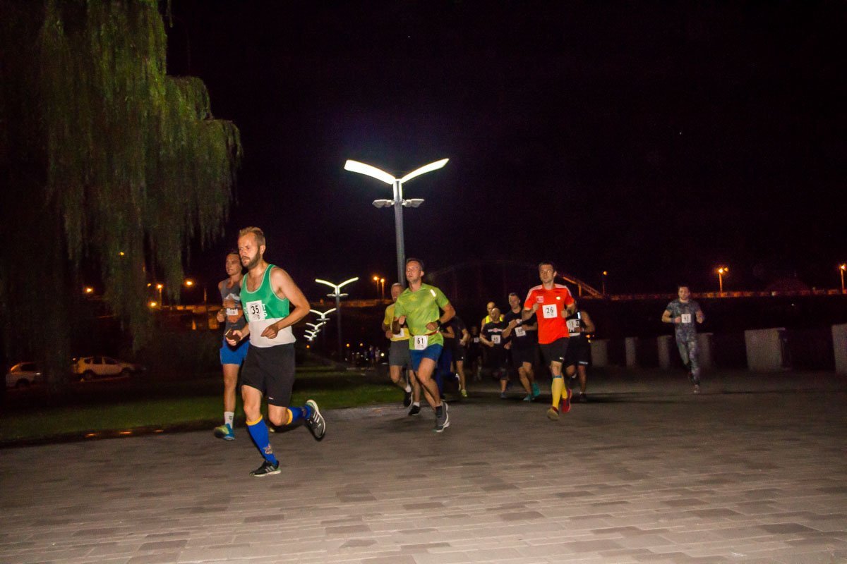 В Днепре прошел ночной полумарафон 3
