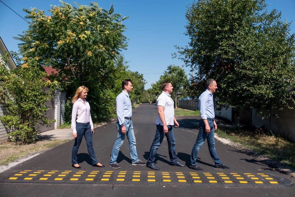 Как у Beatles: чиновники из Днепра скопировали легендарное фото 1