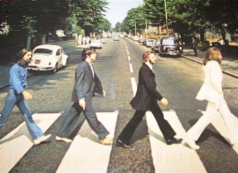 Как у Beatles: чиновники из Днепра скопировали легендарное фото 6