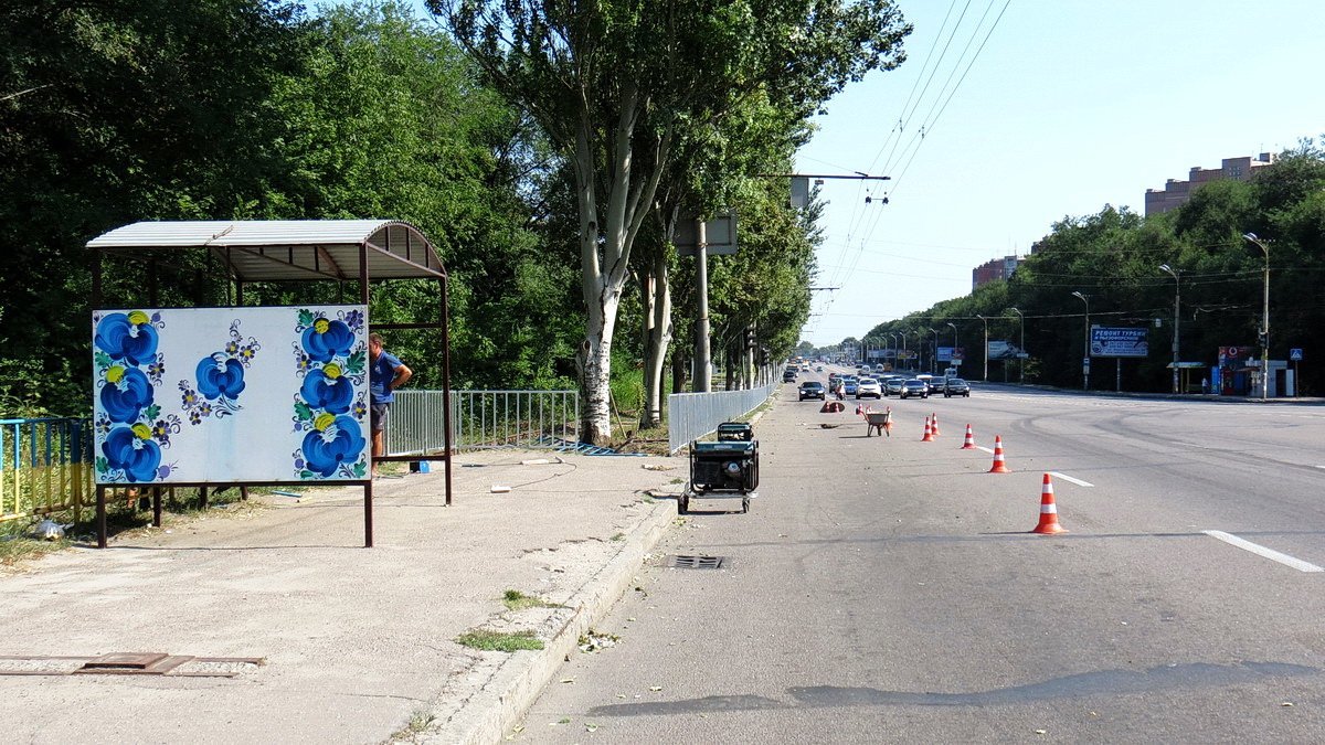 Безопасность превыше всего: на Запорожском шоссе устанавливают пешеходные отбойники 1