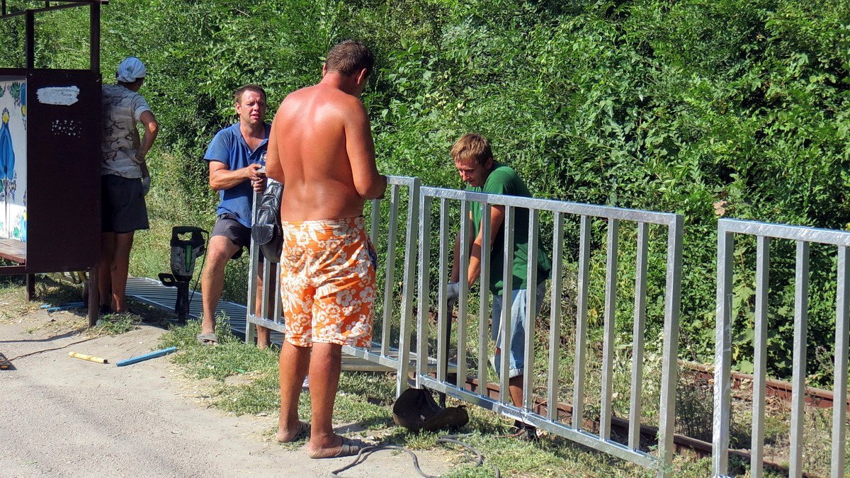 Безопасность превыше всего: на Запорожском шоссе устанавливают пешеходные отбойники 2